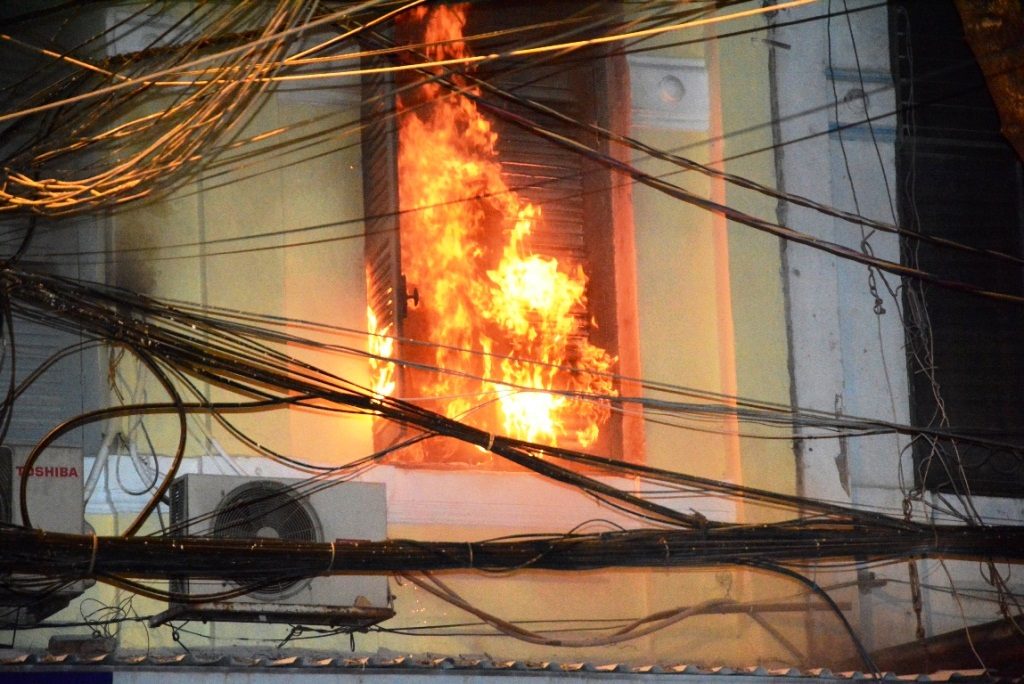 Cháy nổ hệ thống điện rất nguy hiểm cho bạn cũng như những người sống chung quanh